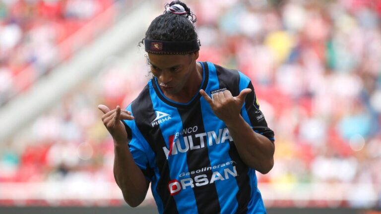 Ronaldinho recuerda su primer gol con el Querétaro nueve años después