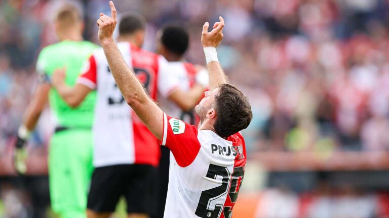 Santiago Giménez golea, asiste y se retira lesionado en victoria del Feyenoord ante Vitesse
