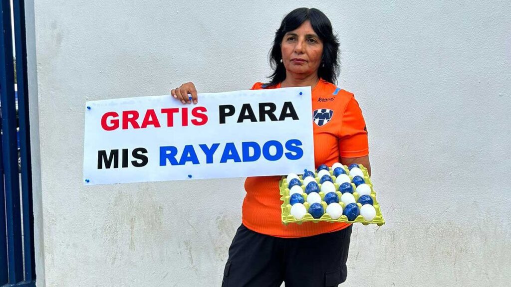 Rayados reciben huevos como protesta tras la derrota en el Clásico Regio