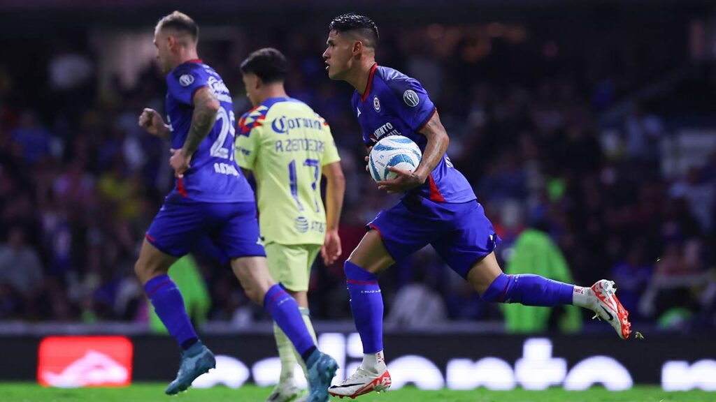 Uriel Antuna revive al Cruz Azul y lo pone a un gol del América en el Clásico Joven | Imago7