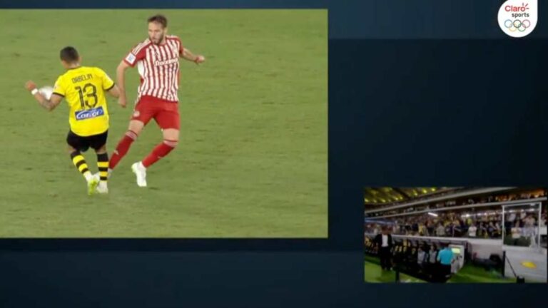El VAR anula gol del AEK Atenas tras una mano previa de Orbelín Pineda
