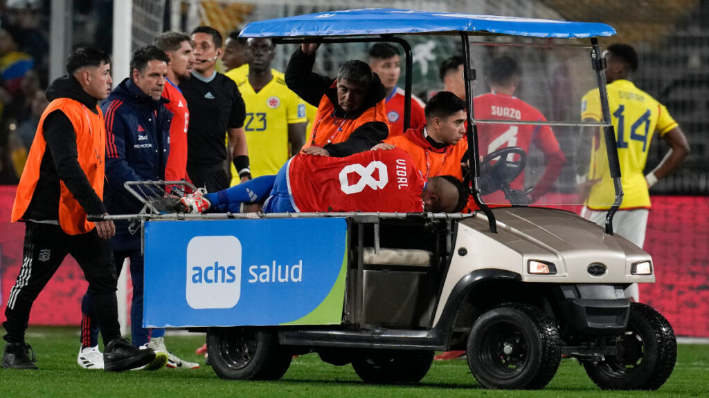 Arturo Vidal se retira lesionado. - AP.
