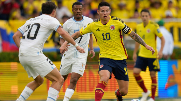 El palo le niega el gol a Colombia