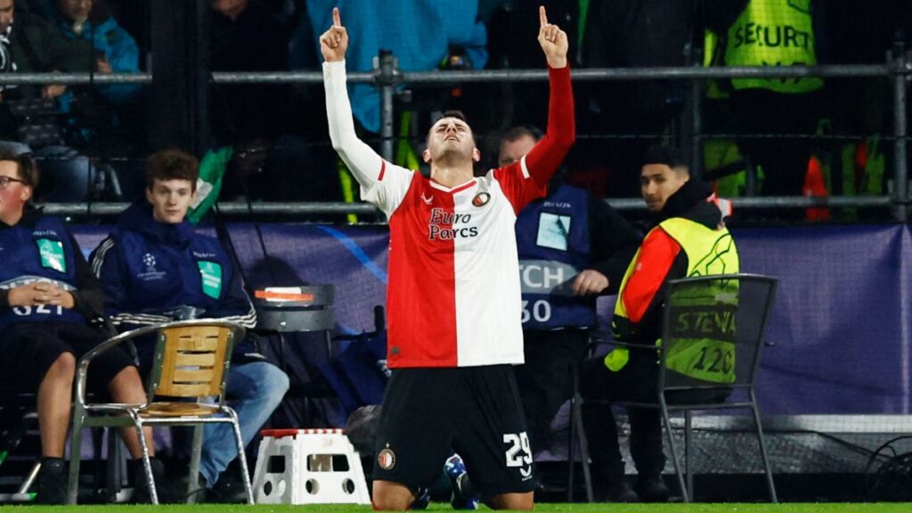 ¿100 millones de euros? Santi Giménez podría salir del Feyenoord por cifra récord en la Eredivisie