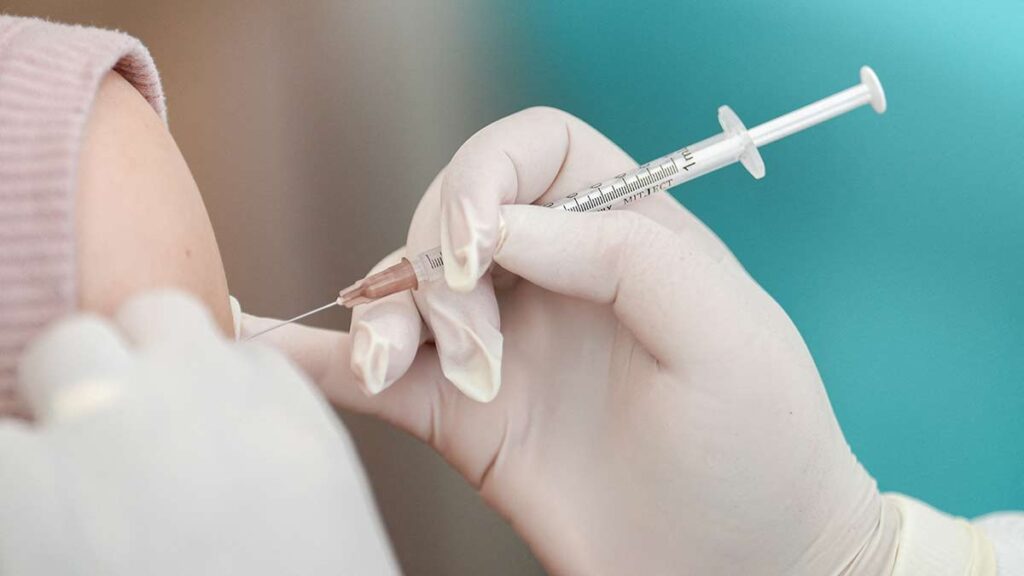 Doble protección: inicia campaña de vacunación contra influenza y COVID-19 para la temporada invernal 2023