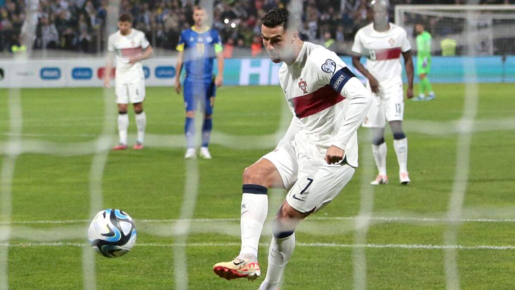 Cristiano Ronaldo anota gol de penalti
