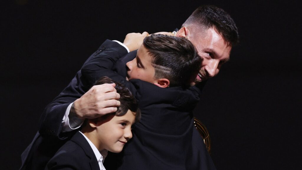 Messi abrazado por sus hijos