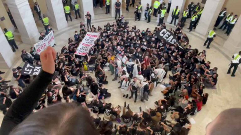 Protesta de judíos estadounidenses irrumpen en el Capitolio pidiendo un alto al fuego en Gaza