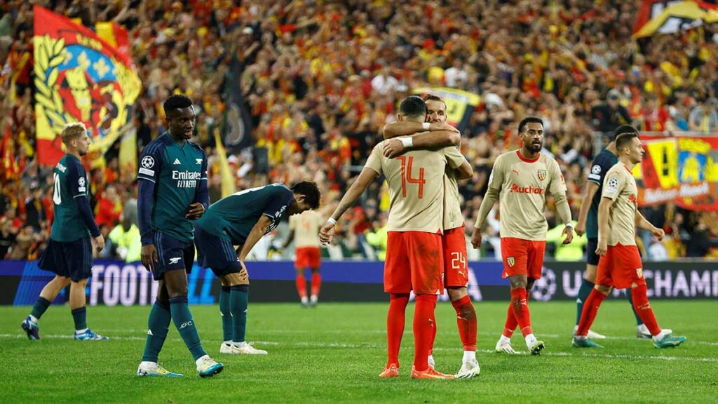 Dolorosa derrota sufre el Arsenal en su visita al Lens. Reuters