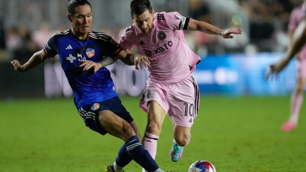 Lionel Messi, del Inter Miami, busca avanzar frente a Yaya Kubo.