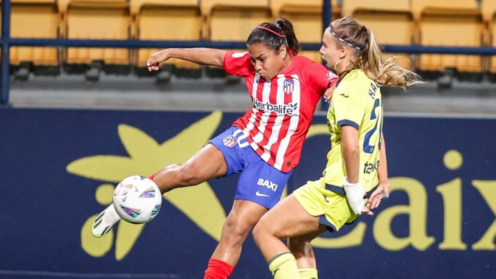 Leicy Santos jugando con Atlético de Madrid.