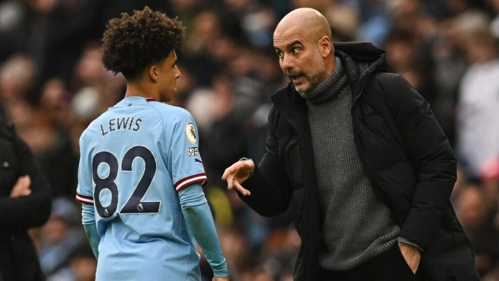 Guardiola habla con Lewis.