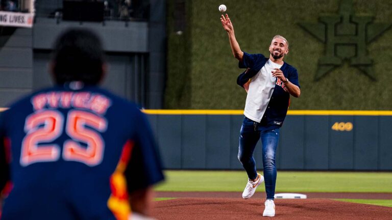 Héctor Herrera se luce lanzando la primera bola del Juego 2 entre Astros y Twins de los playoffs