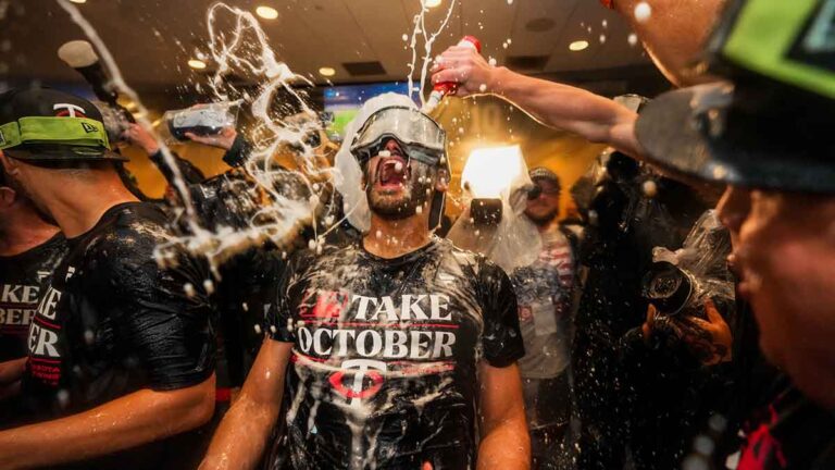 Se desata la locura en el festejo de los Twins al ganar su primera serie de playoffs en 20 años