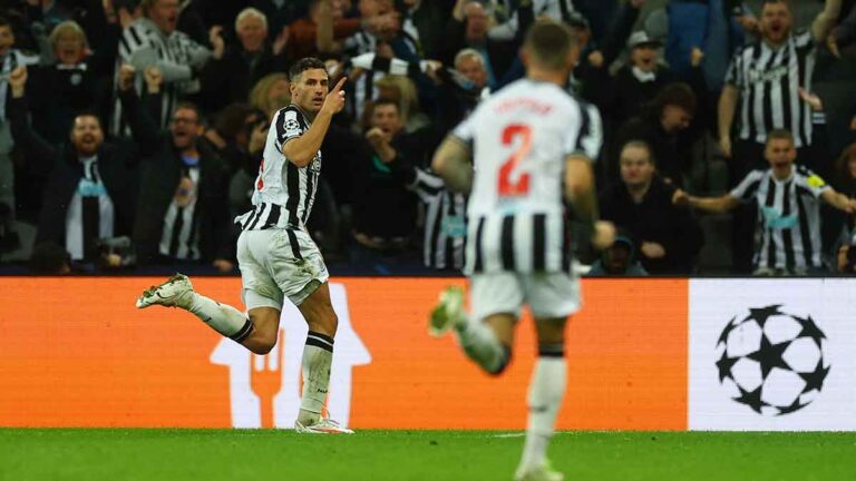 Golazo de Fabian Schär que sentencia la goleada histórica del Newcastle al PSG