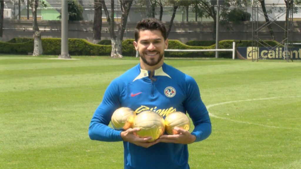 Henry Martín recibe sus tres Balones de Oro del Clausura 2023