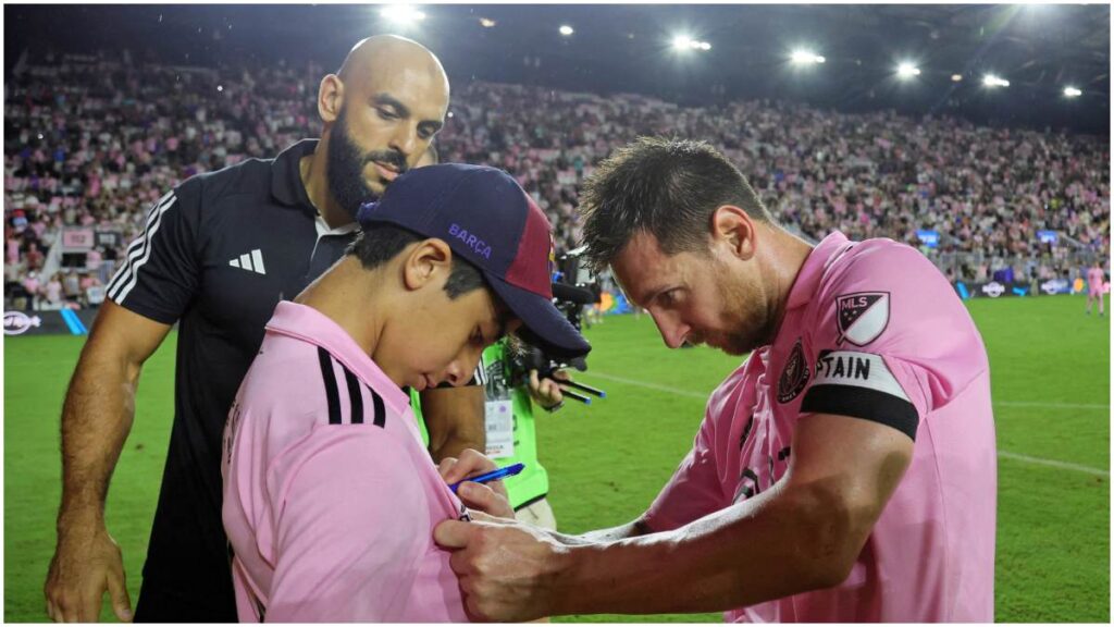 Lionel Messi le firma un jersey a un niño | Reuters; Navarro-USA TODAY Sports 