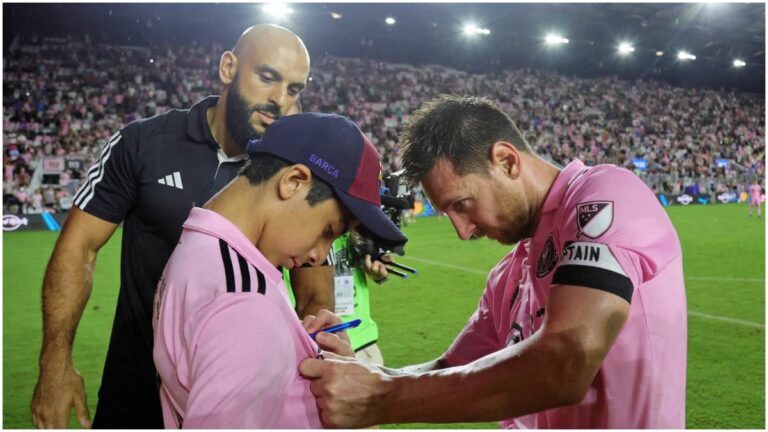Lionel Messi y su guardaespaldas protagonizan un noble gesto hacia un niño
