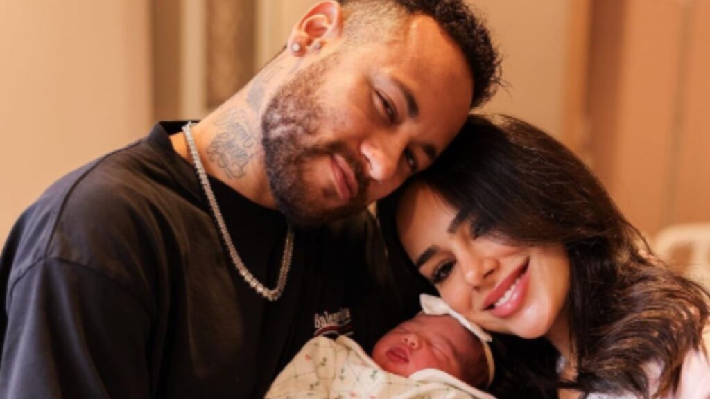 El jugador brasileño del Al Hilal, Neymar Jr, presentó en sociedad a su nueva hija Mavie,