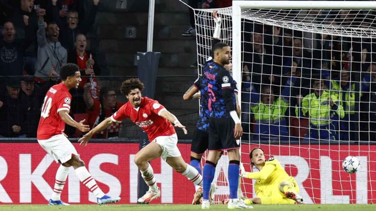 Luuk de Jong pone la paridad para el PSV por la vía del penalti y un minuto después Youssef En-Nesyri le devuelve la ventaja al Sevilla