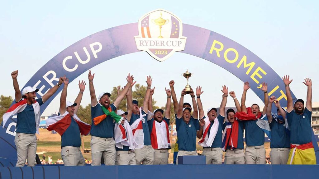 El equipo europeo alzan la Copa Ryder tras vencer a Estados Unidos. Reuters