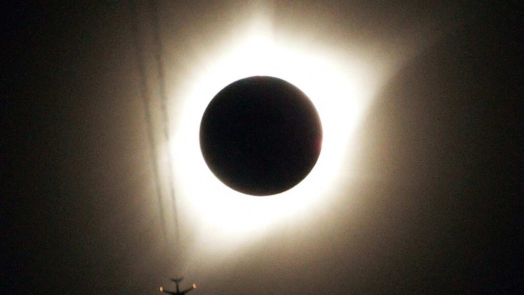 Eclipse Solar 2023: Mitos y realidades de este fenómeno natural, y todo lo que debes saber | Reuters