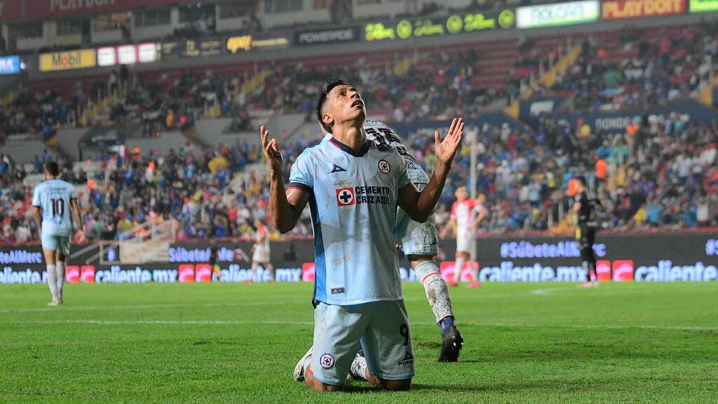 Ángel Sepúlveda le da la ventaja a Cruz Azul ante Necaxa con un golazo de chilena