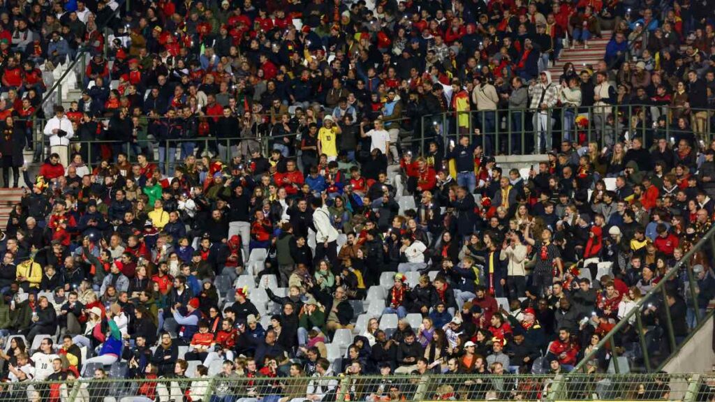 La afición de Bélgica quien no pudo salir del estadio debido a que aún no encuentran al tirador, entonó 'Tous Ensemble'