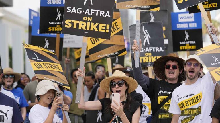 Sindicato de Guionistas aprueba el contrato para acabar con la huelga en Hollywood