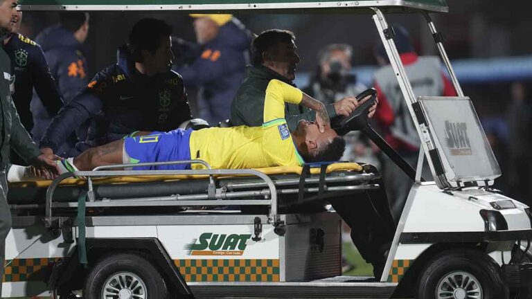 ¡Alarmas en Brasil! Neymar se lesiona la rodilla y sale llorando en camilla en el duelo ante Uruguay