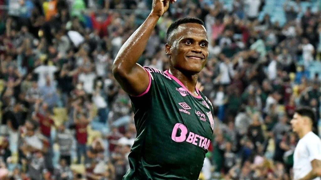 Jhon Arias jugando con Fluminense.