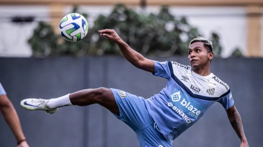 Alfredo Morelos entrenando con Santos.