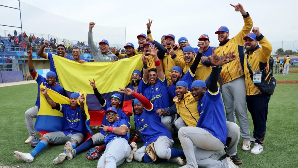 Equipo colombiano de béisbol celebra. - Reuters.