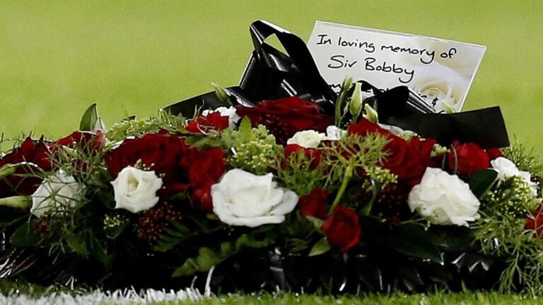 Old Trafford recibe una oleada de tributos en honor a Bobby Charlton