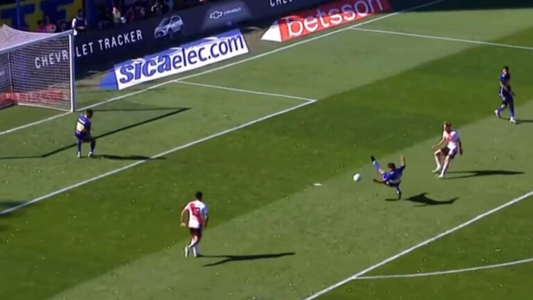 ¡Increíble falla! Bruno Valdez rebana la pelota y le cuesta el segundo gol a Boca ante River Plate