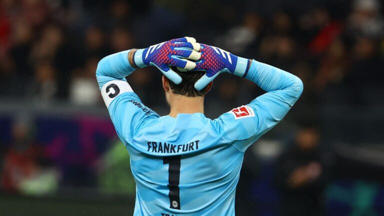 Eintracht Frankfurt desperdicia dos veces la ventaja y cede el empate ante el Dortmund