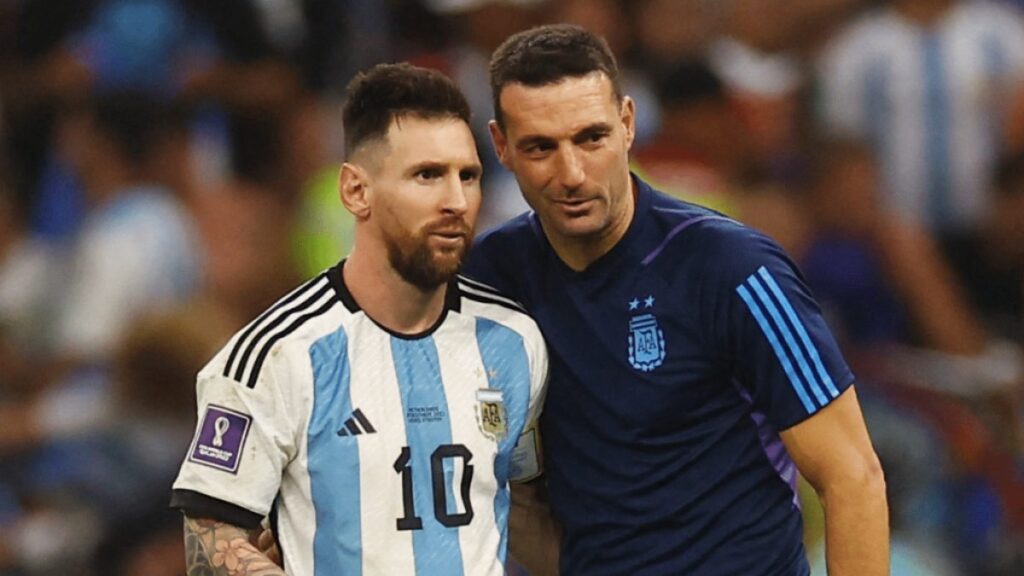 Messi y Scaloni conversan durante un partido. Foto: AFA.