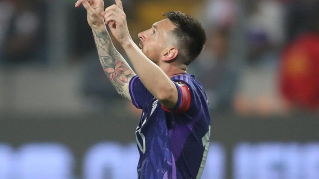 Messi celebra su primer gol.