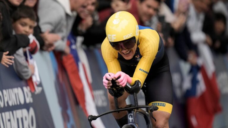 El campeón olímpico Richard Carapaz va por oro en el ciclismo de ruta en Santiago 2023