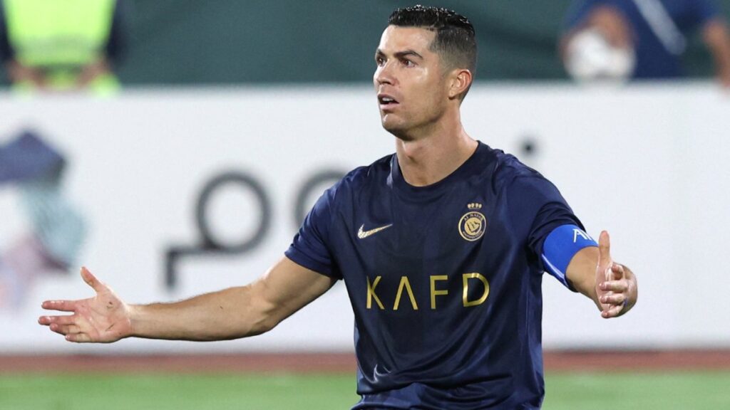 Cristiano Ronaldo podría recibir 99 latigazos por adulterio, luego de tocar a una mujer en Irán.