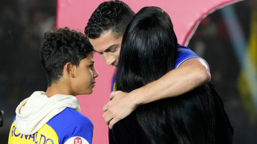 Cristiano Ronaldo Jr. firma con el Al Nassr y mantiene el sueño de jugar con su padre