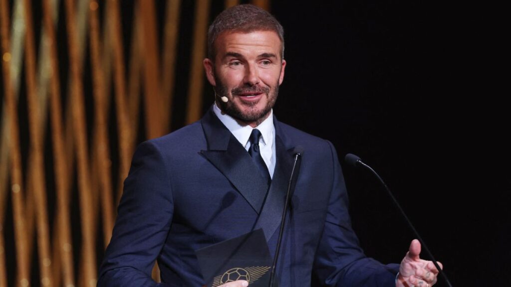 Beckham le entrega el balón de oro a Messi | REUTERS/Stephanie Lecocq