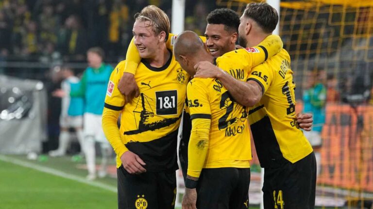 La ‘cucharita’ de Julian Brandt deja al Dortmund líder en Alemania