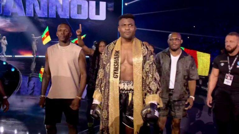 Francis Ngannou sale al ring acompañado de Israel Adesanya, Kamaru Usman y Mike Tyson