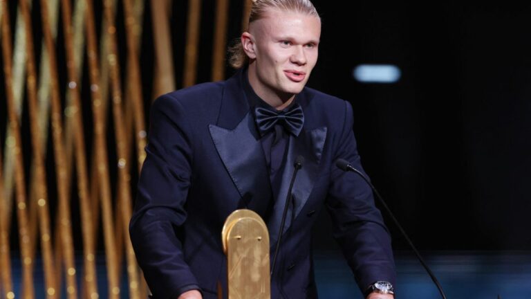 Erling Haaland se lleva el premio Gerd Müller en la gala del Balón de Oro