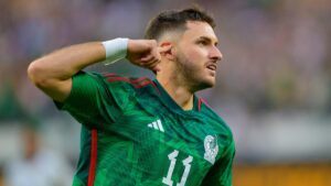 Santiago Giménez supera a Edson Álvarez y Chucky Lozano como el futbolista mexicano mejor valuado