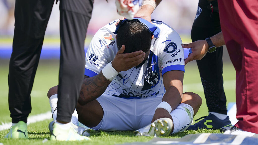 Monterrey sumó cuatro jugadores lesionados más a su lista de afectados, ahora Rodrigo Aguirre presentó una fractura en el tabique nasal | Imago7