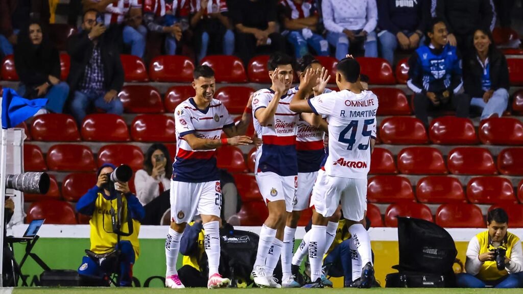 Las Chivas vuelven a escalar posiciones tras vencer a Querétaro