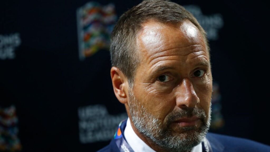 John van't Schip negocia con el Ajax para ser nuevo entrenador del club