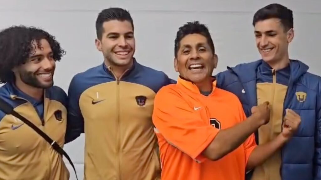 Jorge Campos comparte un momento gracioso con los jugadores de Pumas en De la Pista a la Cancha, burlándose de Luis García Postigo.